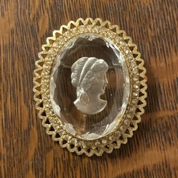 Jewelry - Vintage Clear Cameo and gold tone Pin Brooch